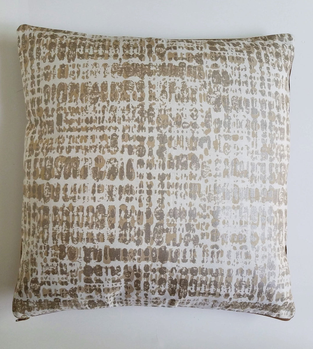 http://skyiris.com/cdn/shop/products/modern-metallic-gold-throw-pillow_1200x1200.jpg?v=1568084582